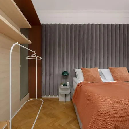 Unique & Modern In The Center By Renters